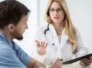 доктор говорит с мужчиной